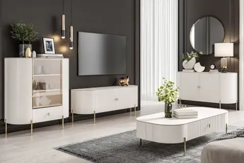 Elegancki salon w stylu neoklasycyzm z białymi meblami, złotymi detalami i nowoczesnym telewizorem.