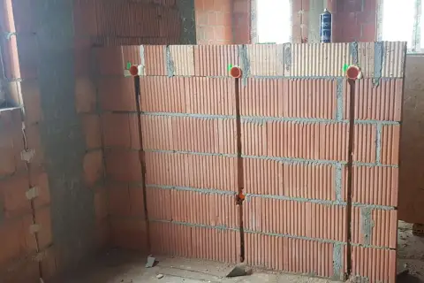 Przygotowanie ścian do prowadzenia instalacji: jak zrobić bruzdy pod kable w pustakach ceramicznych, widoczne puszki instalacyjne.