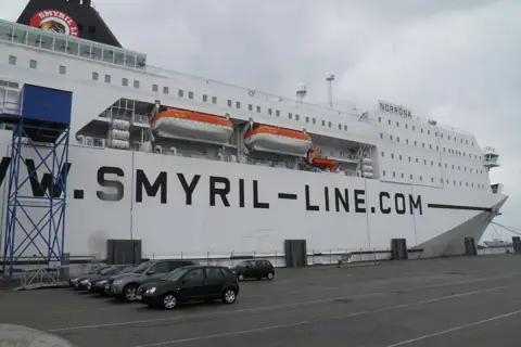 Ogromny prom Smyril Line "Norröna" czeka na pasażerów, by zabrać ich w podróż na Islandię.