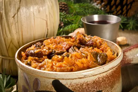 Tradycyjny bigos z różnymi rodzajami mięsa, podany w glinianym naczyniu. Idealne danie, gdy zastanawiasz się, jakie mięso do bigosu wybrać.