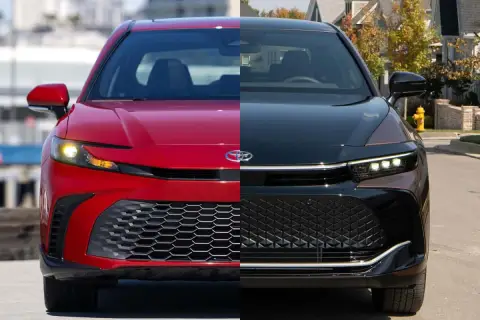 Dwa nowe modele Toyota Crown: jeden czerwony, błyszczący, drugi czarny, elegancki, z charakterystycznym grillem i światłami LED.
