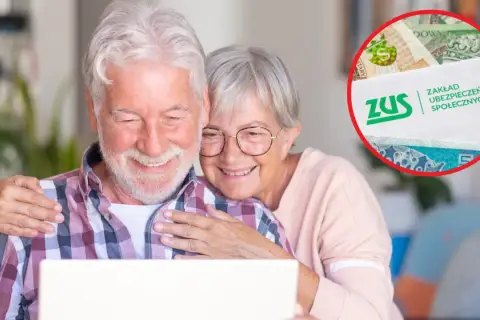 Uśmiechnięta para seniorów przegląda dokumenty ZUS na laptopie, planując wcześniejszą emeryturę.