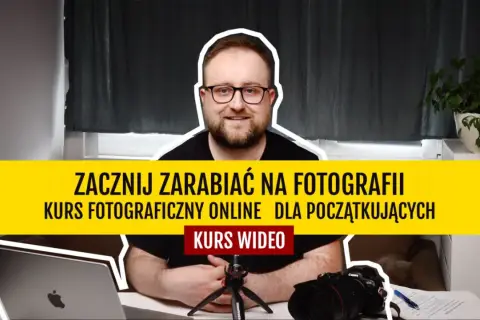 Uśmiechnięty mężczyzna w okularach zaprasza na szkolenie online dla fotografów. Kurs wideo pomoże zacząć zarabiać na fotografii.
