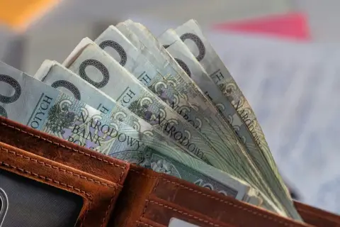 Portfel z polskimi banknotami. Czy to zapowiedź świadczenia pielęgnacyjnego 2026?