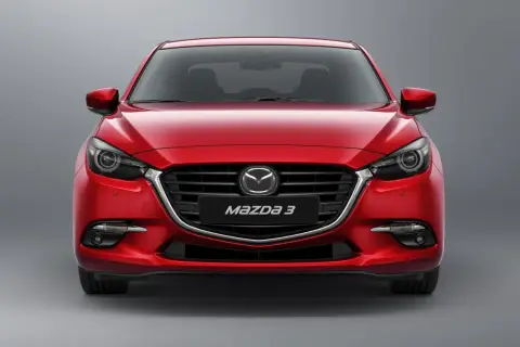 Czerwona Mazda 3 BN z przodu, z błyszczącym grillem i reflektorami.