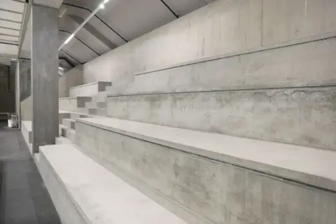 Betonstufen im modernen Stil, die an ein Amphitheater erinnern. Perfekt, wenn Sie Sichtbeton selber machen möchten.