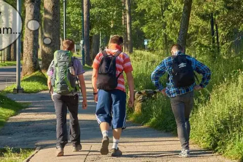 Trzech przyjaciół wyrusza na przygodę, ucząc się, jak zacząć chodzić po górach. Plecaki gotowe, droga przed nimi.