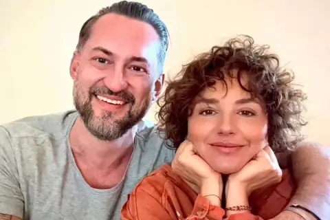 Uśmiechnięci Maria Prażuch i Prokop w bliskim ujęciu.