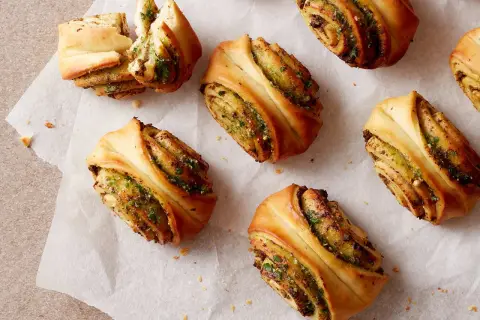 Köstliche Brötchen, perfekt um Pizzateig zu verwerten. Goldbraun gebacken, mit einer würzigen Füllung.