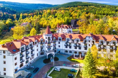 Piękny hotel w górach, otoczony jesiennymi kolorami. Idealne miejsce na wypoczynek, blisko atrakcji Czech.