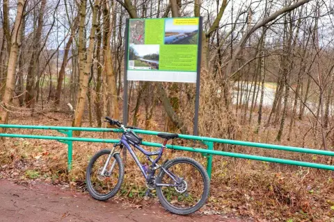 Rower górski przy tablicy informacyjnej o trasie rowerowej Żywiec.