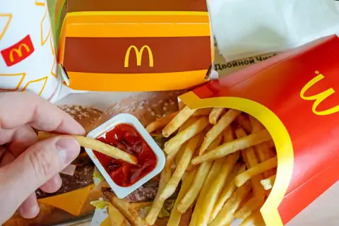 Frytek z McDonald's zanurzanych w keczupie. McDouble kcal to tylko dodatek do tej pysznej przekąski.