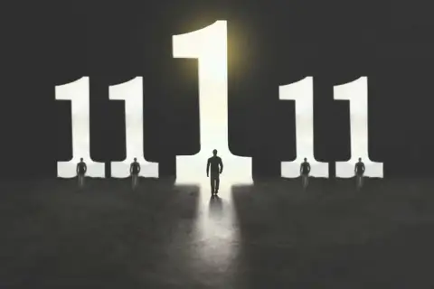 Siluetas de personas caminan hacia el número 11, que representa qué significa el número 11, un portal de luz.