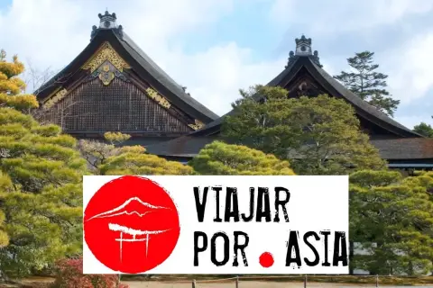 La mejor agencia para viajar a Japón: un templo japonés rodeado de árboles.