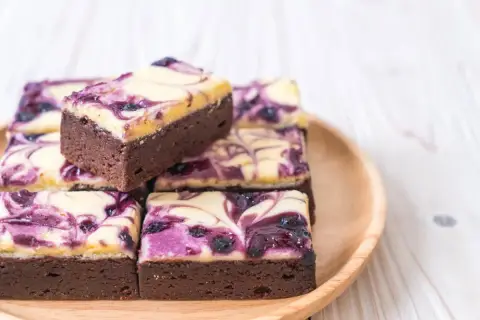 Czekoladowe brownie z kremowym serkiem i jagodami. Idealne ciasto mało kaloryczne na deser.