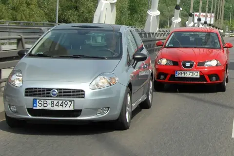 Srebrny Fiat i czerwony Seat jadą obok siebie. Może to pierwsze auto w życiu kierowcy Fiata?