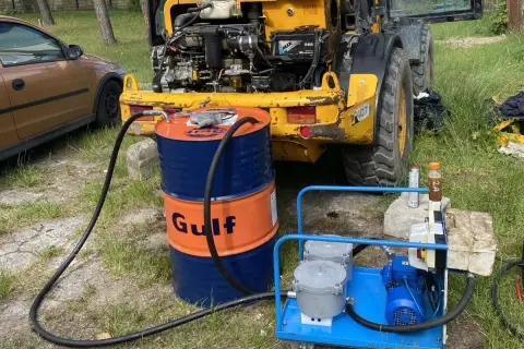 Pompa zasysa olej z beczki Gulf do lewarka hydraulicznego koparki.