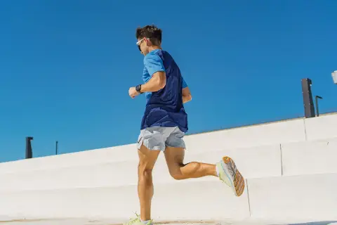 Mężczyzna w sportowym stroju biegnie, jego stopa neutralna pewnie stawia kroki.