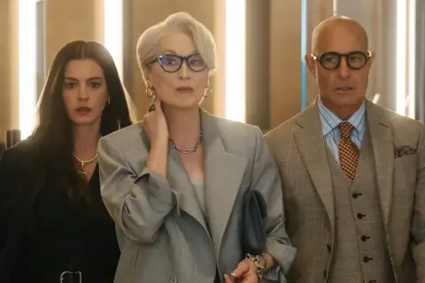 Meryl Streep como Miranda Priestly en "El diablo viste de Prada", con Anne Hathaway y Stanley Tucci.