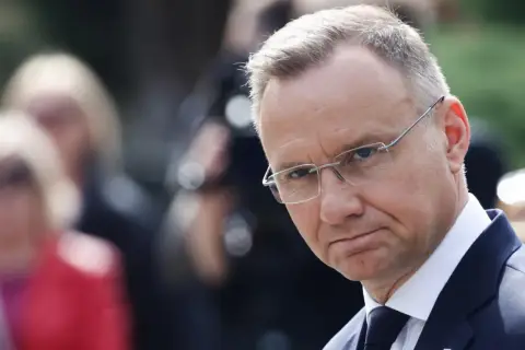 Prezydent Andrzej Duda w okularach, w garniturze, zamyślony. Zastanawia się, dlaczego zdecydował się na orędzie w sprawie bezpieczeństwa energetycznego.