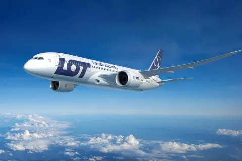 Boeing 787 Dreamliner LOT Polish Airlines, największy samolot pasażerski w Polsce, leci nad chmurami.