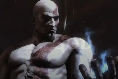 Kratos, bóg wojny z greckiej sagi, w odświeżonej wersji. Jego dłoń emanuje niebieskim ogniem.