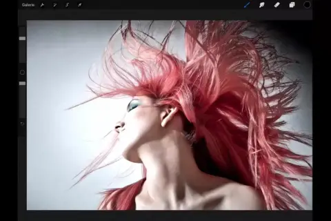 Ein Porträt einer Frau mit leuchtend rotem Haar, das im Wind weht. Dieses Bild wurde mit Procreate erstellt, einer digitalen Zeichen-App.