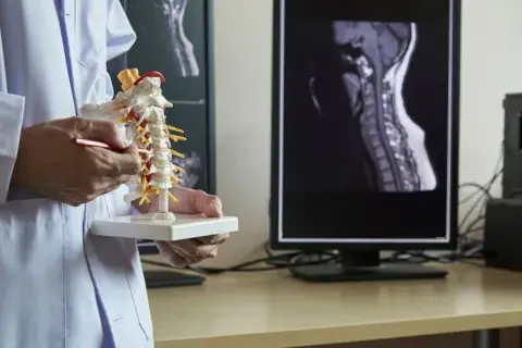 Neurolog czy ortopeda od kręgosłupa - który specjalista pomoże w bólu?