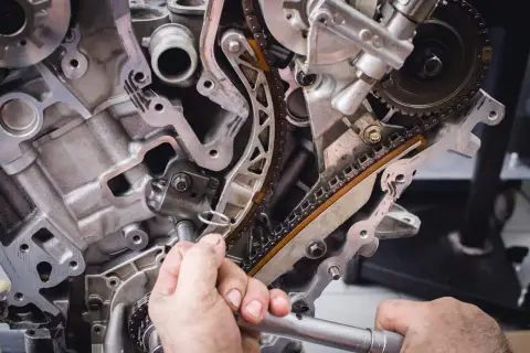 Mechanik sprawdza stan rozrządu silnika, kluczowy element do prawidłowego działania.
