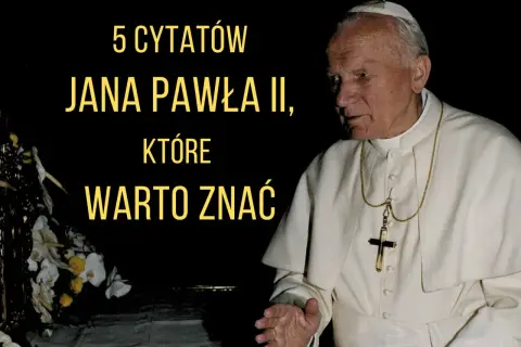 5 cytatów Jana Pawła II, które warto znać. Papież w białej szacie z krzyżem na szyi.
