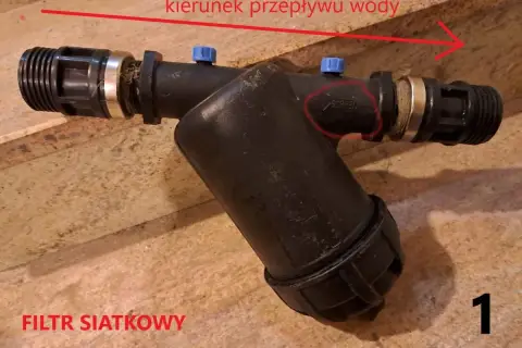 Filtr dyskowy z zaznaczonym kierunkiem przepływu wody. Widoczny symbol "SCREEN" na obudowie.
