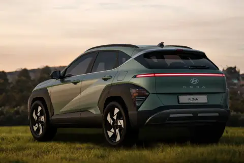 Nowy Hyundai Kona w zielonym kolorze, z charakterystycznym pasem świateł z tyłu. Sprawdź atrakcyjną hyundai kona cena.