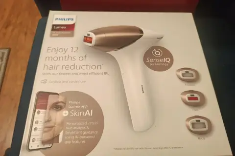 Opakowanie Philips Lumea 9900 z technologią SenseIQ i aplikacją SkinAI. Wiele osób szuka **philips lumea 9900 opinie** przed zakupem.