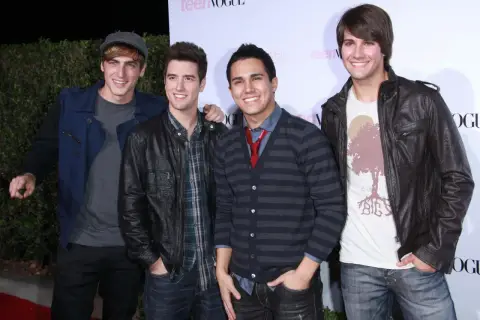 Big Time Rush obsada na czerwonym dywanie. Chłopcy pozują do zdjęć, uśmiechając się do fanów.