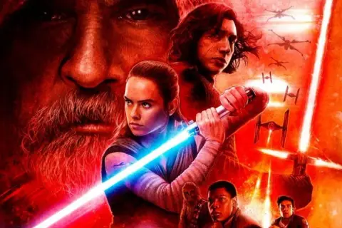 Gwiezdne Wojny Ostatni Jedi: Rey z mieczem świetlnym, Kylo Ren, Luke Skywalker i inni bohaterowie w ogniu walki.
