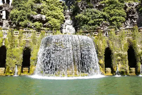 Magnifique cascade et statues dans un jardin luxuriant, une invitation à visiter Tivoli.