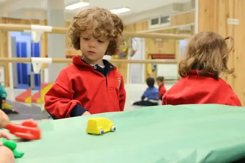 Niños jugando en la guardería, una etapa que puede empezar a una edad temprana.