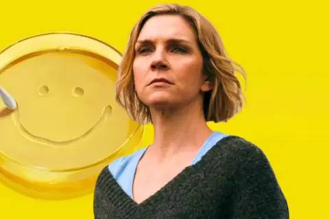 Kim Wexler w nowym serialu twórców Breaking Bad. Uśmiechnięta buźka na żółtym tle.
