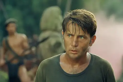 Martin Sheen w "Czas apokalipsy" obsada. Zmęczony żołnierz w dżungli, w tle inni żołnierze.