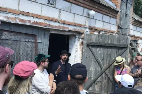 Kafar w sztuce: Prawda o głośnej instalacji Daniela Rycharskiego