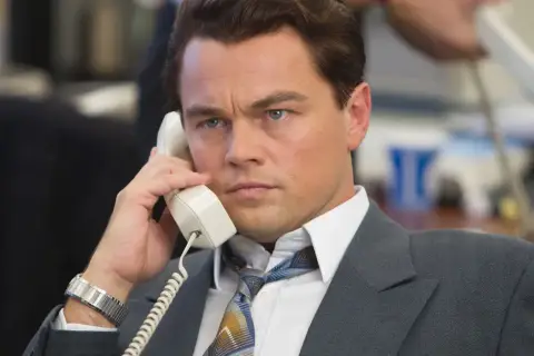 Leonardo DiCaprio jako Jordan Belfort w filmie Wilk z Wall Street. Obsada filmu zachwyca.