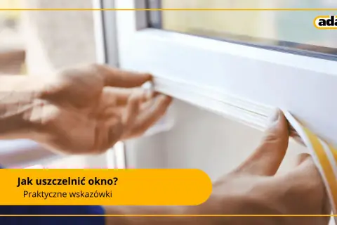 Ręce przykładają taśmę uszczelniającą do ramy okna. Dowiedz się, jak uszczelnić okna na zimę, by uniknąć strat ciepła.
