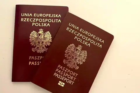 Dwa polskie paszporty. Zastanawiasz się, ile kosztuje wyrobienie paszportu? Sprawdź aktualne ceny i przygotuj się do podróży!
