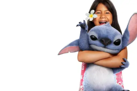 Uśmiechnięta dziewczynka z kwiatkiem we włosach tuli niebieskiego Stitcha. To Lilo i Stich obsada w najlepszym wydaniu!