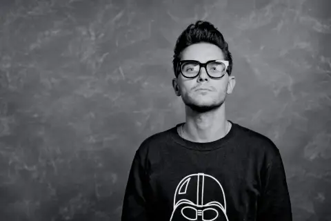 Tomasz Wasilewski, prezenter pogody, w okularach i bluzie z Darthem Vaderem. Ile ma lat?
