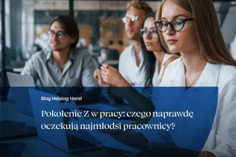 Młodzi pracownicy z pokolenia Z analizują dokumenty w biurze. Blog Helping Hand pyta: czego naprawdę oczekują najmłodsi pracownicy?