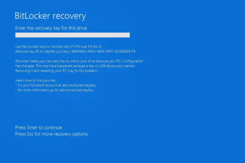 Ekran odzyskiwania BitLocker. **BitLocker sam się włączył** i wymaga klucza odzyskiwania z powodu zmiany konfiguracji komputera.