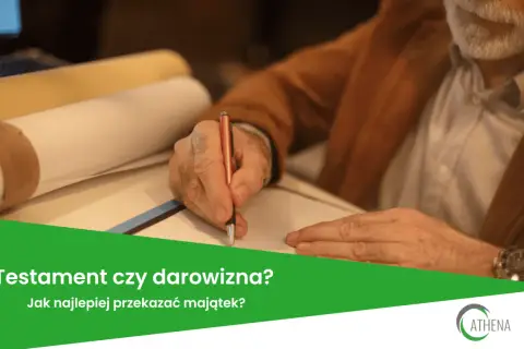 Starszy mężczyzna, testator, podpisuje dokument. Obok leżą zrolowane papiery.