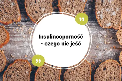 Insulinooporność: czego nie jeść? Na drewnianym blacie leżą kromki ciemnego chleba, posypane mąką i płatkami owsianymi.
