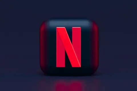 Czerwone logo Netflix na ciemnym tle. Niestety, Netflix nie działa, więc nie obejrzysz ulubionego serialu.